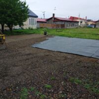 防草シート施工中
