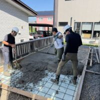 土間コンクリート打設中