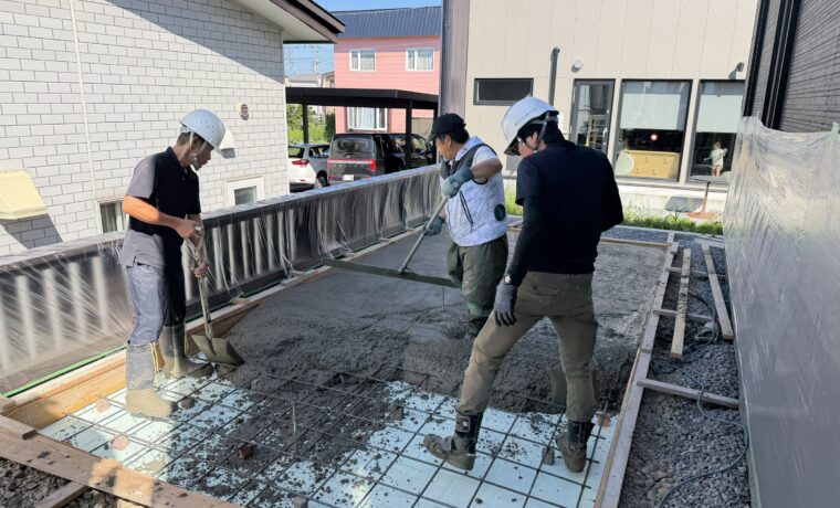 土間コンクリート打設中