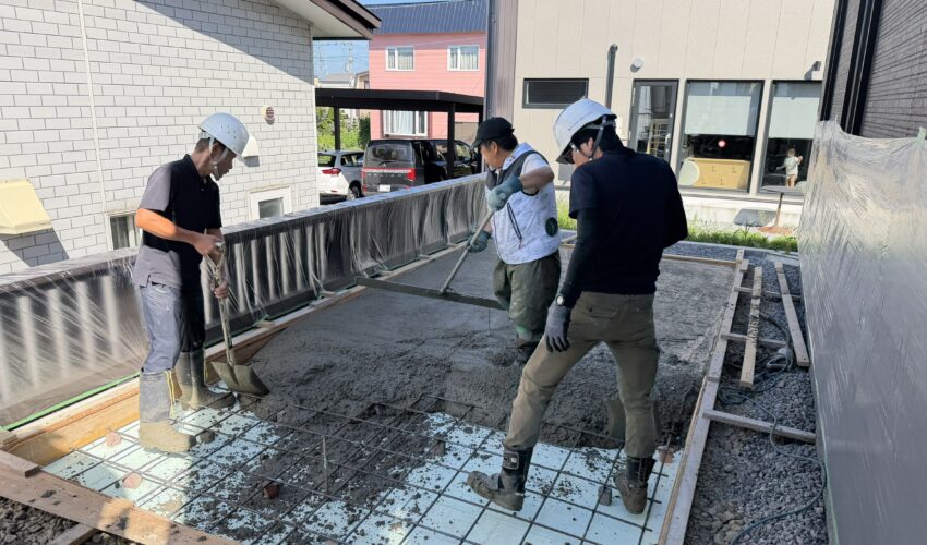 土間コンクリート打設中