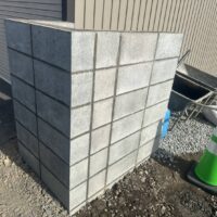 門柱施工中