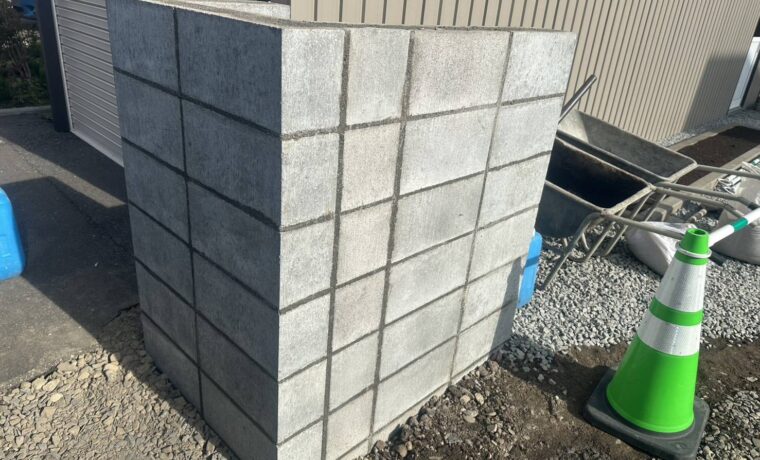 門柱施工中